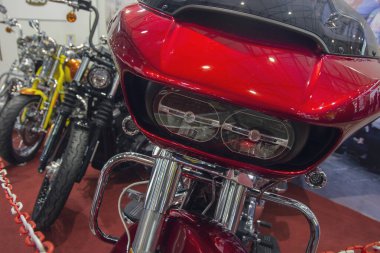 Motosiklet satılık halde yerde duruyor. Aktarım