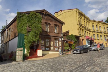 Kiev, Ukrayna - 5 Haziran 2018: St. Andrew 's caddesindeki eski ahşap bina