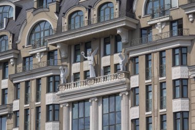 Heykellerle süslenmiş lüks bir otelin cephesi. Mimari