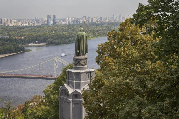 Вид Пам Ятника Володимиру Хрестителя Пішохідному Мосту Києві Україна — стокове фото