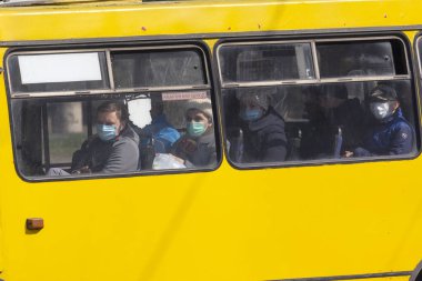 Kiev, Ukrayna - 18 Mart 2020: Karantina döneminde toplu taşımada koruyucu maskeli yolcular