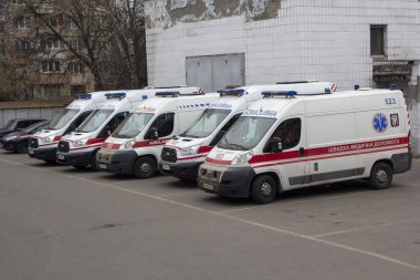 Kiev, Ukrayna - 17 Mart 2020: Ambulans hastanenin yakınına park etti