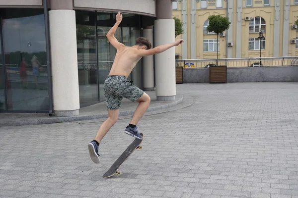 Kiev Oekraïne Juli 2018 Tieners Beoefenen Skateboarden Een Straat Stad — Stockfoto