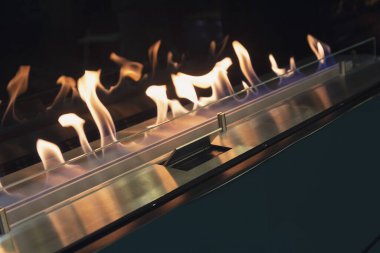 Elektrikli şöminedeki alevler yakın plan. İç mekan
