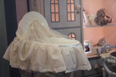 Duvara yaslanmış beyaz bir beşik içinde fotokopi makinesi olan rahat bir çocuk odasının içi.