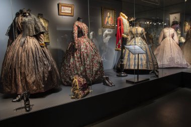 Kiev, Ukrayna - 18 Mayıs 2019: Victoria Müzesi 'ndeki Kostüm ve Tarz Müzesi' nde lüks retro elbiseler