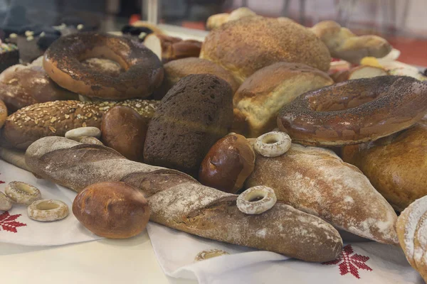 Batch Fresh Baked Buns Loafs Market Counter Bread Manufacture — Stock Photo, Image