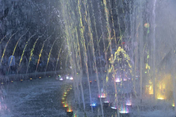 Salpicaduras Una Fuente Iluminada Por Luces Colores Plaza Ciudad —  Fotos de Stock