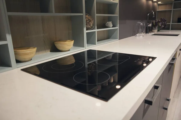 Mutfak bölgesinde modern elektrikli soba. Yakın çekim.