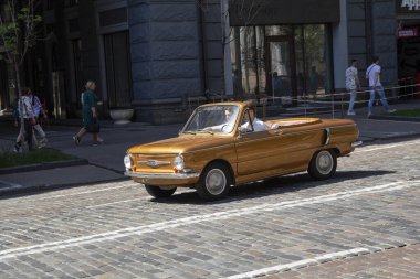 Kiev, Ukrayna - 19 Mayıs 2019: Sovyet yapımı eski otomobil ZAZ-968A şehir caddesinde bir zırhlıya dönüştürüldü