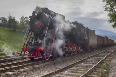 Yasinya, Ukrayna - 29 Ağustos 2016: Yassin Lviv tren istasyonundaki eski Sovyet lokomotifi
