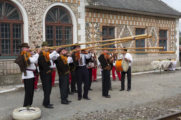Yasinya Ucrania Septiembre 2016 Hutsuls Trajes Nacionales Con Instrumentos Folclóricos — Foto de Stock