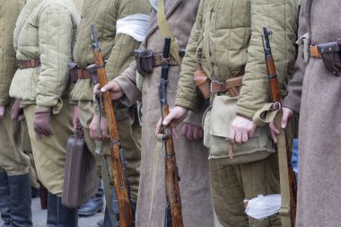 2. Dünya Savaşı 'nın Sovyet piyade askerleri gibi giyinen yeniden canlandırma oyuncuları, silahlarını ellerinde tutuyorlar.