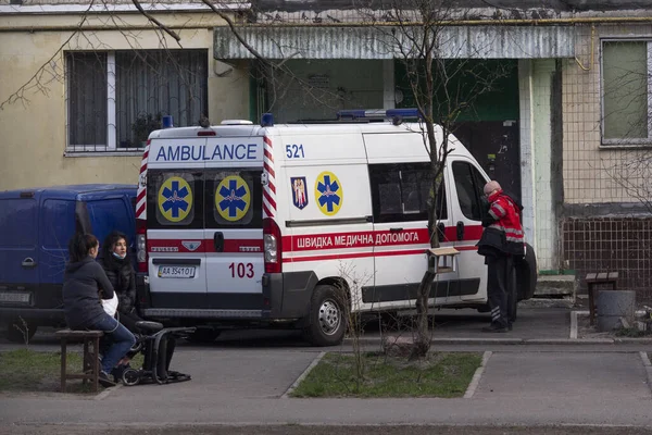 Kiev, Ukrayna - 26 Mart 2020: Apartman girişine yakın bir ambulans