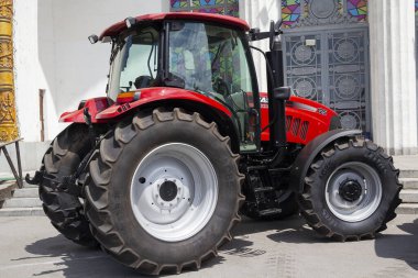 Ukrayna, Kiev - 11 Haziran 2017: Uluslararası Tarım Sergisi tarım traktörü 