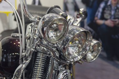 Farlar ve krom kaplama motosiklet elementleri yaklaşıyor. Aktarım