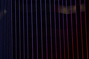 Neon ışıkları gece şehrin bulanık. Arka plan