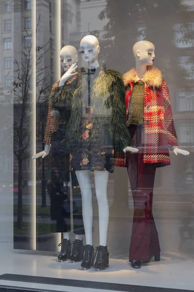 商店橱窗里穿着衣服的人体模特 — 图库照片