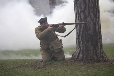 Vorzel, Ukrayna - 3 Kasım 2019: İkinci Dünya Savaşı 'nda Sovyet denizcisi kılığında bir adam tarihi yeniden yapılanma festivalinde çatışma sırasında
