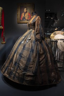 Kiev, Ukrayna - 18 Mayıs 2019: Victoria Müzesi Kostüm ve Stil Müzesi'nde lüks retro kadın elbiseleri