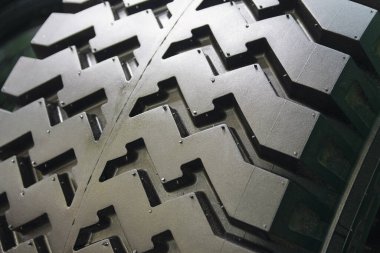 Yeni bir araba lastiğinin koruyucusu. Aktarım