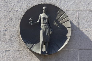 Kiev, Ukrayna - Nisan 06, 2020: Hastanenin önünde bir kadın sıhhiyeci ile yardım