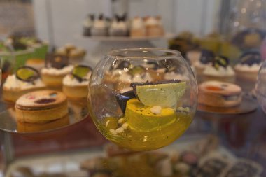 Pencerede farklı dolgular ile lezzetli kek. Tatlı