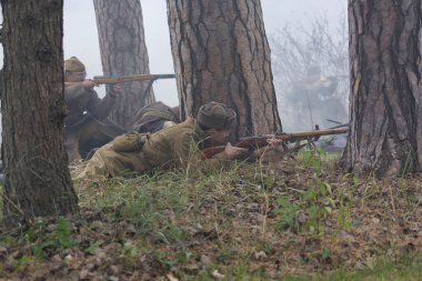 Vorzel, Ukrayna - 3 Kasım 2019: 2. Dünya Savaşı 'nın Kızıl Ordusu' nun savaşçıları, tarihi yeniden yapılanma üzerine bir savaş düzenledi.