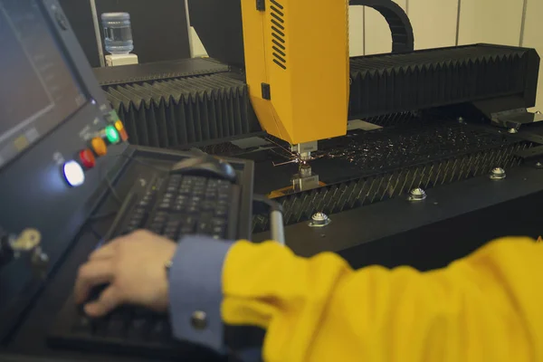 Corte Por Láser Operador Panel Control Tecnología Industrial Moderna Cnc — Foto de Stock