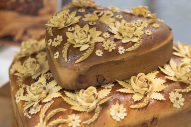 Çiçek şeklinde dekore edilmiş taze bir somun. Yiyecek.