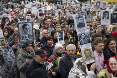 Kiev, Ukrayna - 09 Mayıs 2019: Ölen atalarının portreleri ile Vatandaşlar - İkinci Dünya Savaşı'nda zafer yıldönümünde yürüyüşsavaşçılar