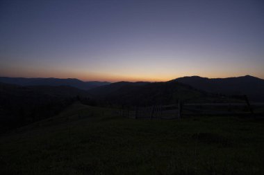 Gün batımında dağların silueti ve gökyüzü. Karpatlar