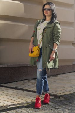 Şehir sokaklarında güzel, zarif bir kadın. İnsanlar