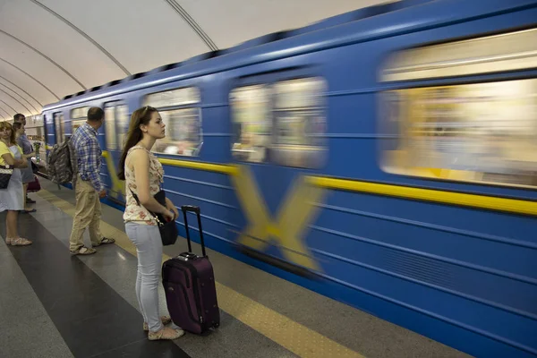 Ukraina Kiev Juni 2016 Passagerare Tunnelbanestationen Plattform — Stockfoto