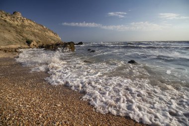 Dalgalar kayalara çarpıyor. Doğa