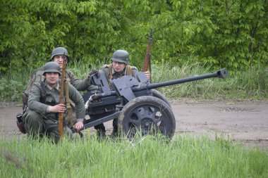 Kiev, Ukrayna - 09 Mayıs 2019: Tanksavar silahlı Wehrmacht askerleri. 2. Dünya Savaşı 'ndaki zaferin yıldönümünde tarihi yeniden yapılanma