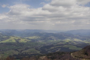 Güneş ışığıyla güzel bir dağ manzarası. Karpatlar