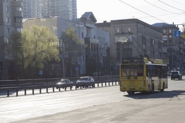 Kiev. Ukrayna - 12 Nisan 2020: Zafer Bulvarı 'nda akşam güneşi tarafından kutsanmış sarı tramvay