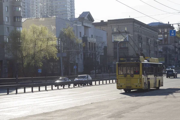 Kiev Ukraine Avril 2020 Trolleybus Jaune Sur Victory Avenue Consacré — Photo