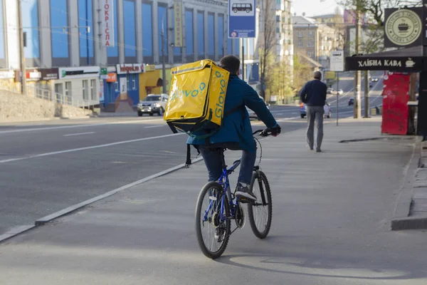 Κίεβο Ουκρανία Απριλίου 2020 Υπηρεσία Παράδοσης Ποδήλατο Σακίδιο Στο Δρόμο — Φωτογραφία Αρχείου
