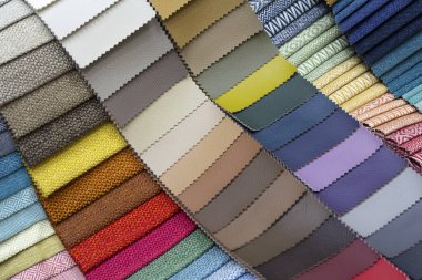 Mobilya dükkanında çeşitli döşeme örnekleri