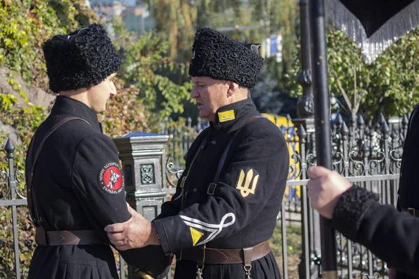 キエフ ウクライナ 2018年10月14日 ウクライナ人民共和国の兵士の制服の男性は ソフィア広場で誓いを取る儀式を実行します — ストック写真