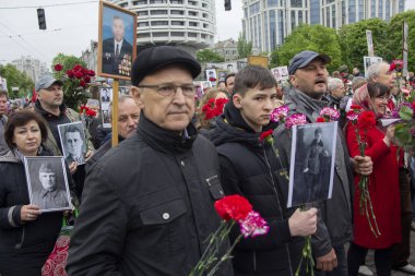 Kiev, Ukrayna - 09 Mayıs 2019: Ölen atalarının portreleri ile Vatandaşlar - İkinci Dünya Savaşı'nda zafer yıldönümünde yürüyüşsavaşçılar