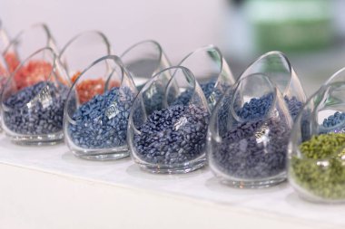 Sergi standında çok renkli tohumlar var. Tarım