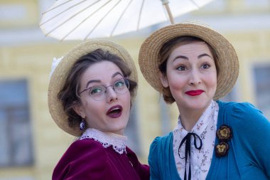 Kiev, Ukrayna - 12 Mayıs 2018: Retro Cruise 'da bisiklet tüvit turuna katılan retro elbiseli kadınlar