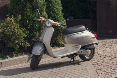 Şehir caddesinde park edilmiş Retro Scooter. Aktarım