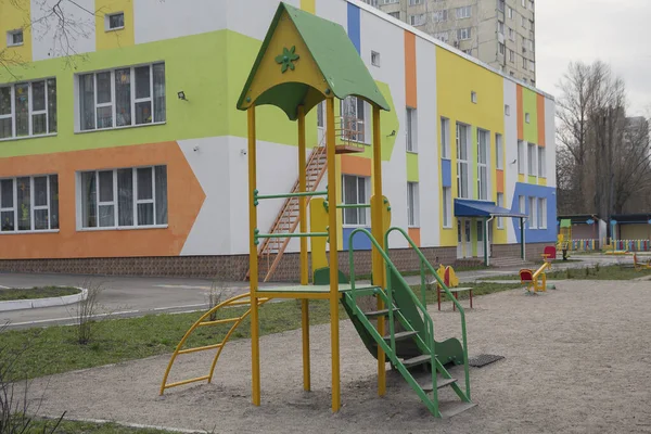 色彩斑斓的幼儿园和游乐场 — 图库照片