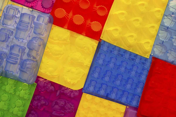 Σιλικόνη Bakeware Διαφορετικά Χρώματα Και Μορφές Κρέμονται Στο Ράφι Του — Φωτογραφία Αρχείου