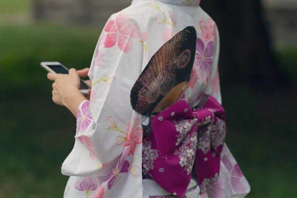 Dziewczyna Pięknym Kimono Smartfonem Kultura Japońska — Zdjęcie stockowe