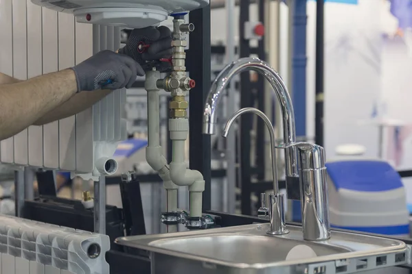 Manos Fontanero Profesional Con Grifo Agua Llave Inglesa Trabajos Sanitarios — Foto de Stock